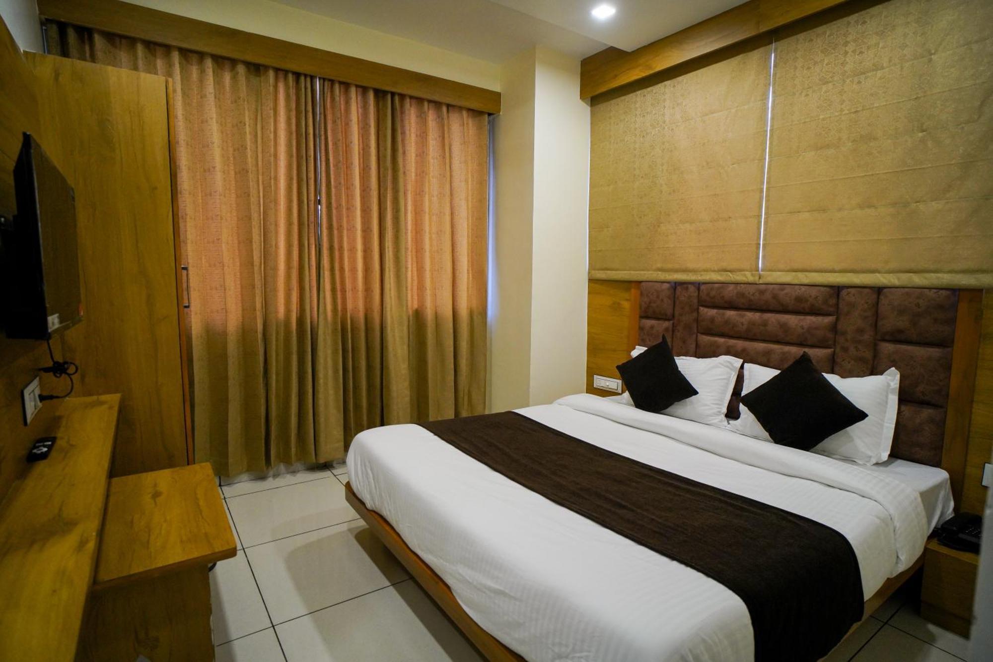 Hotel Suncity 아흐메다바드 외부 사진