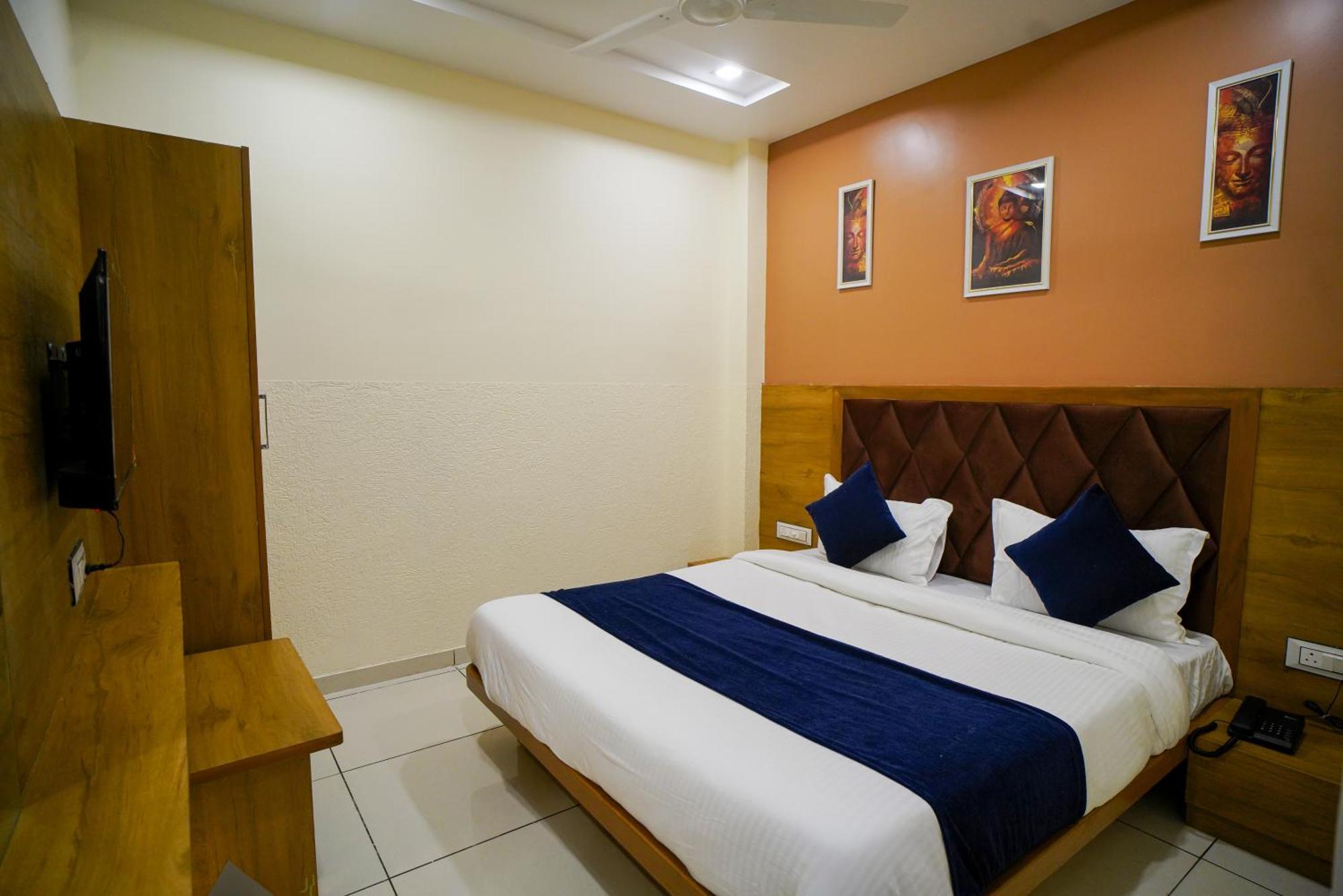 Hotel Suncity 아흐메다바드 외부 사진