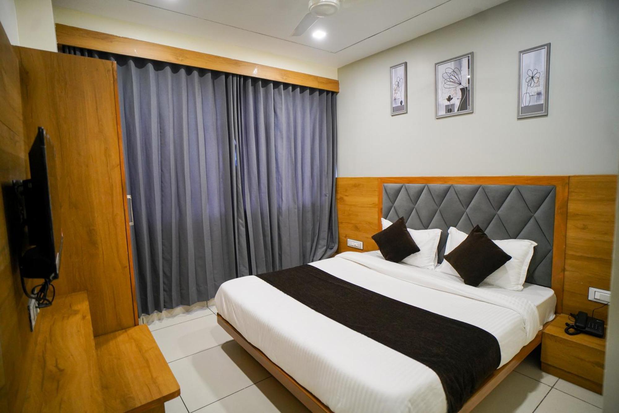 Hotel Suncity 아흐메다바드 외부 사진