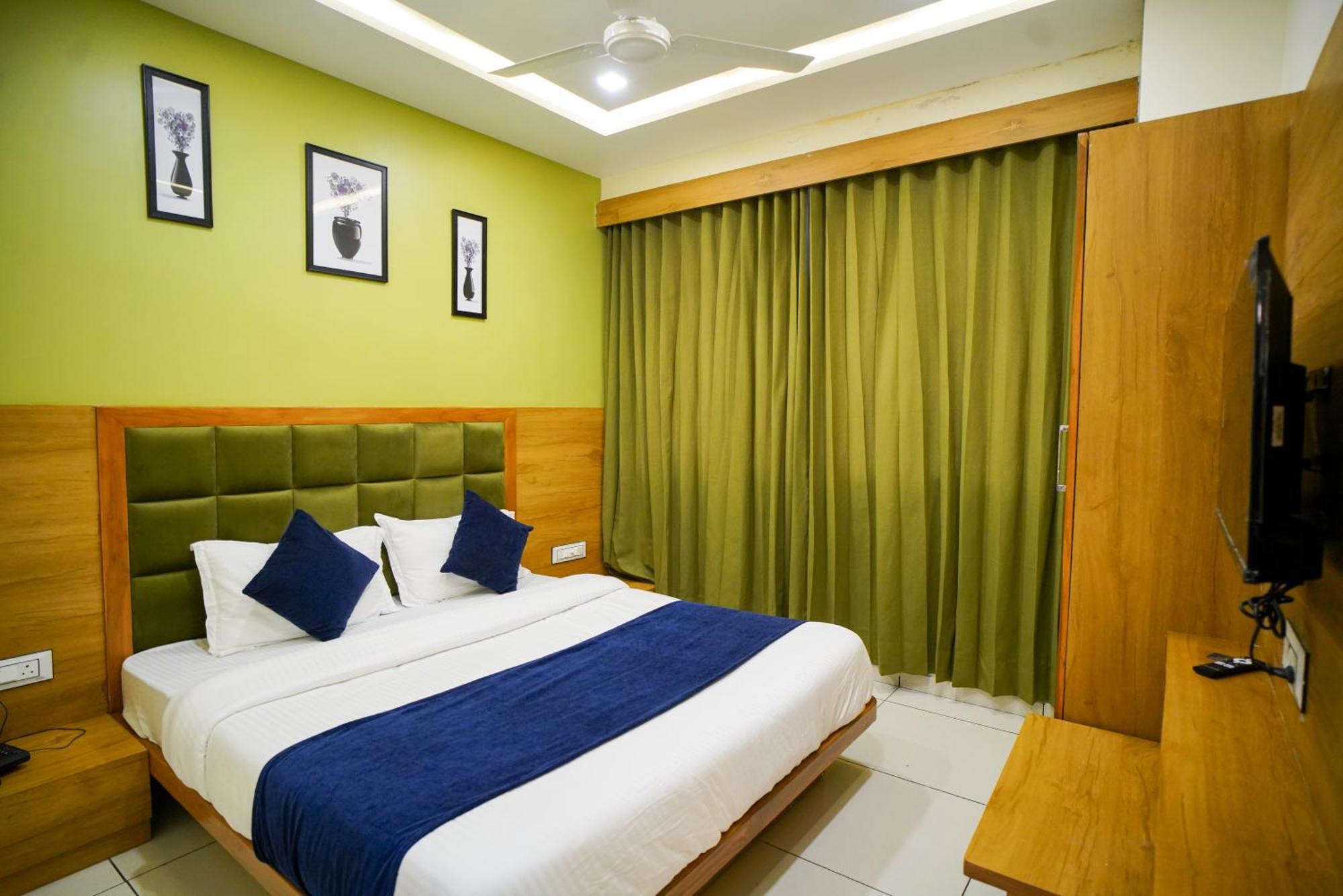 Hotel Suncity 아흐메다바드 외부 사진